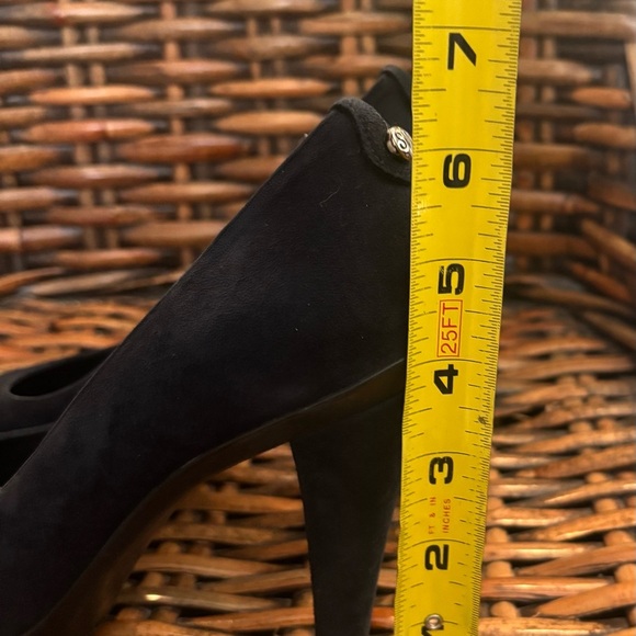 Stuart Weitzman navy suede  Women's Heels in size 7.5 Only worn a few times ! - Picture 8 of 16